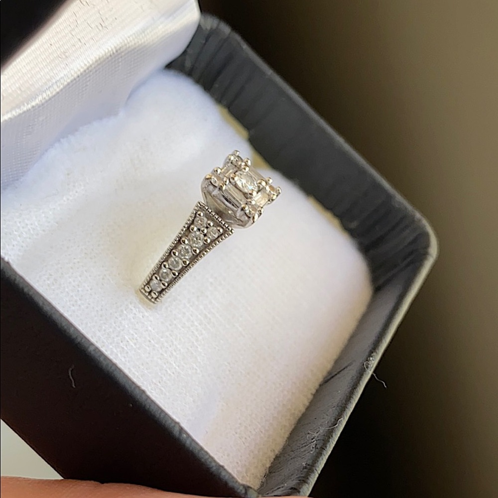 Engagement ring - Picture 2 of 5